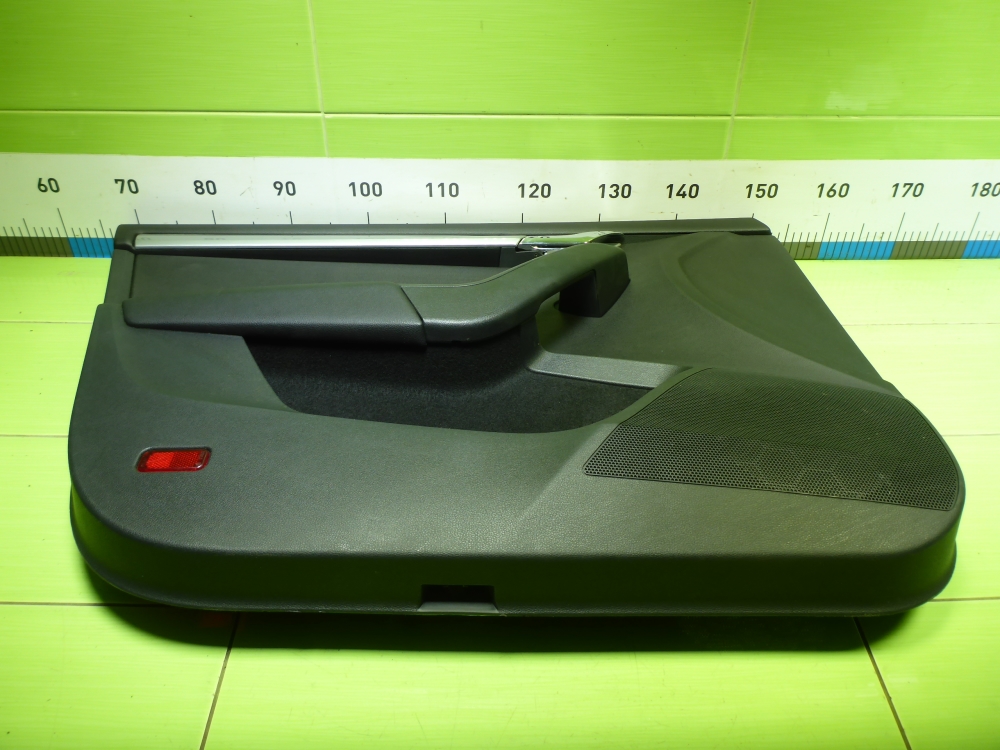 Обшивка двери передней левой