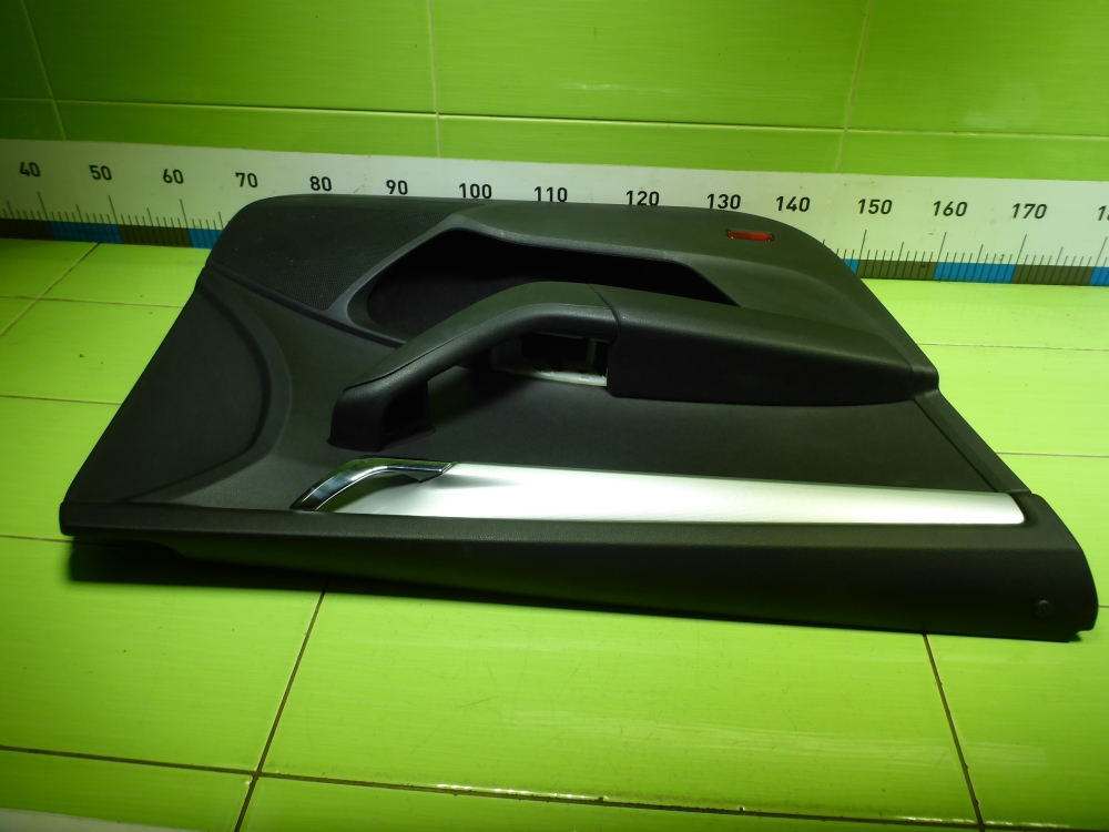 Обшивка двери передней левой