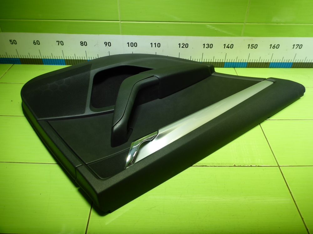 Обшивка двери задней левой