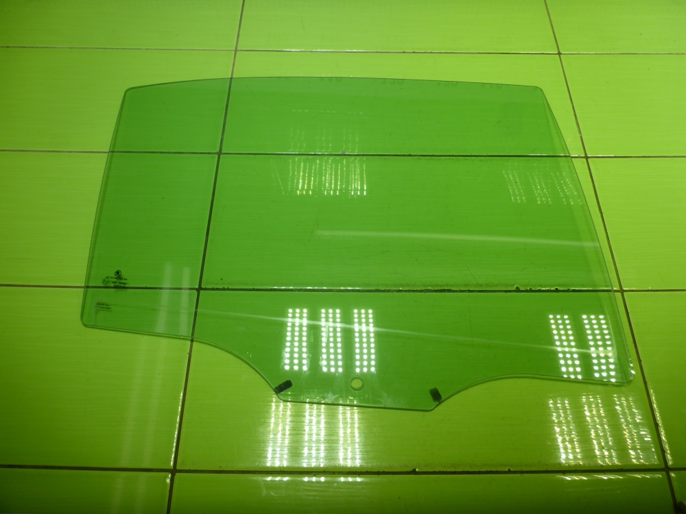 Стекло двери задней правой