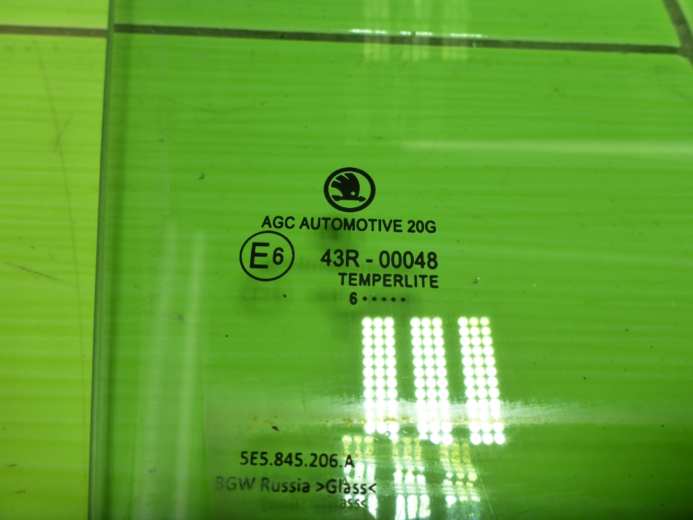 Стекло двери задней правой