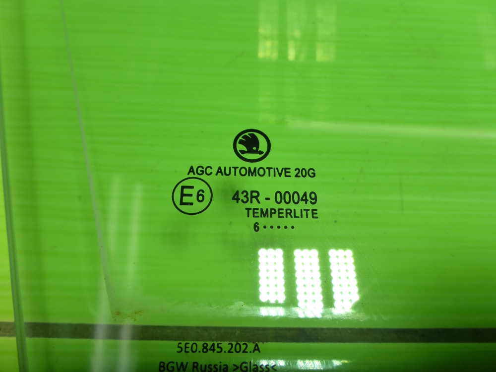 Стекло двери передней правой