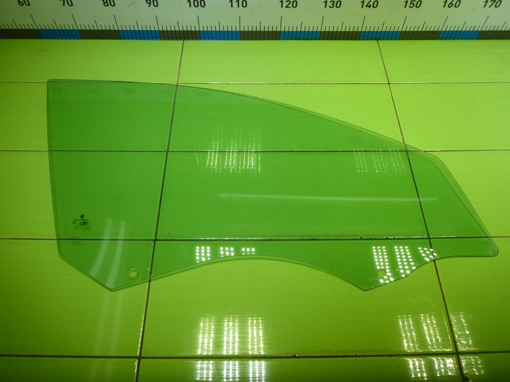 Стекло двери передней правой