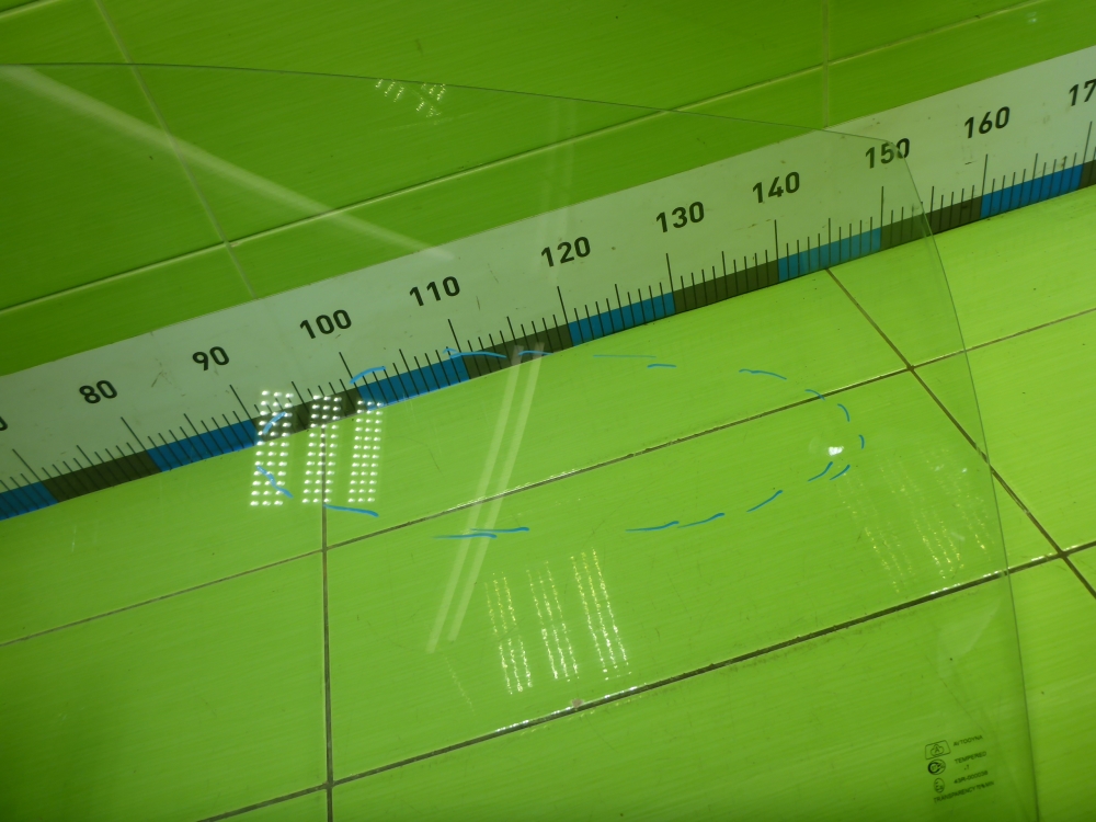 Стекло двери передней левой