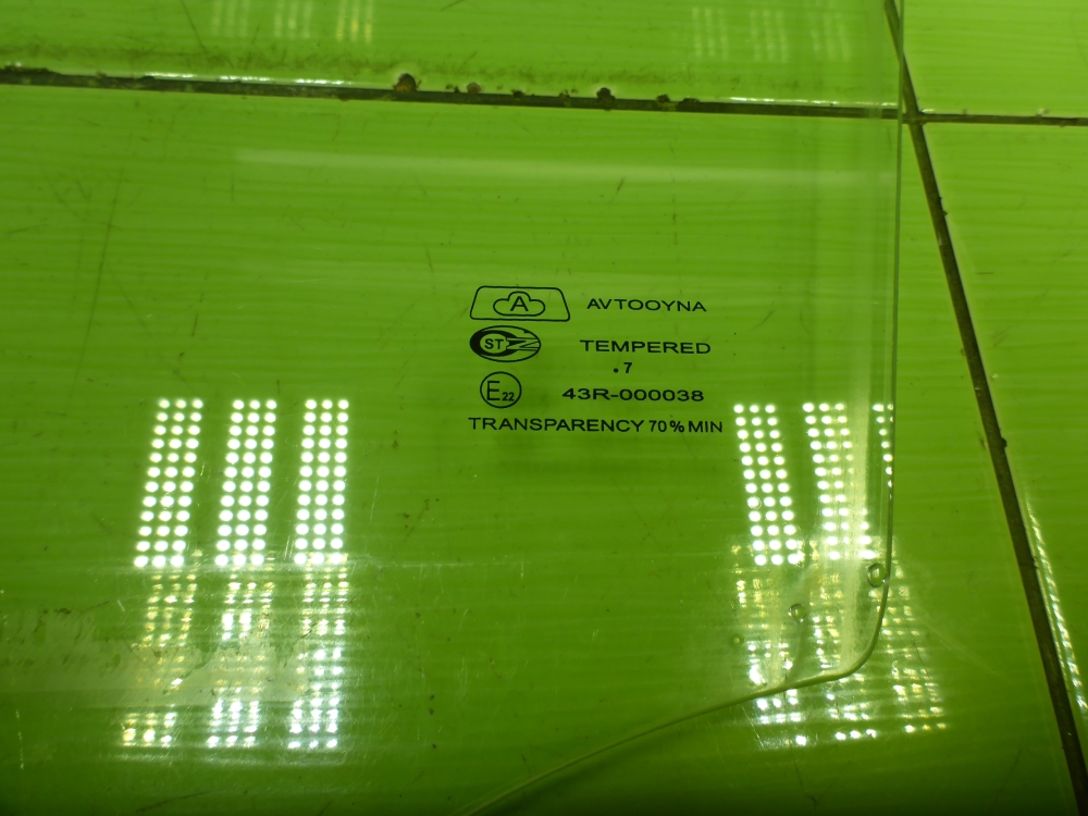 Стекло двери передней левой