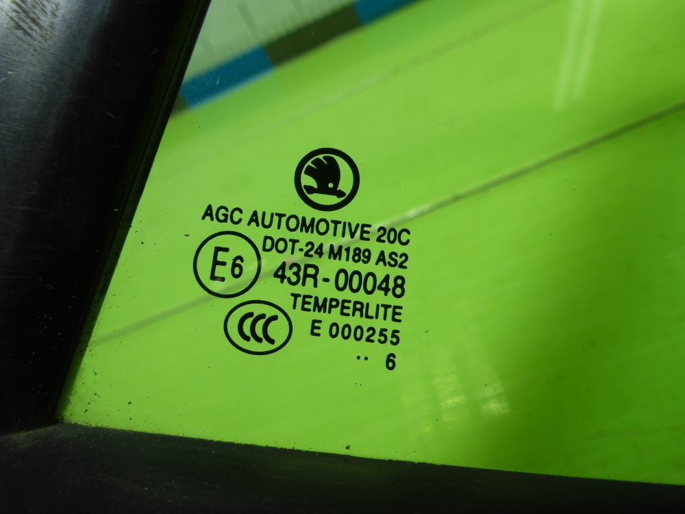 Стекло двери задней левой (форточка)