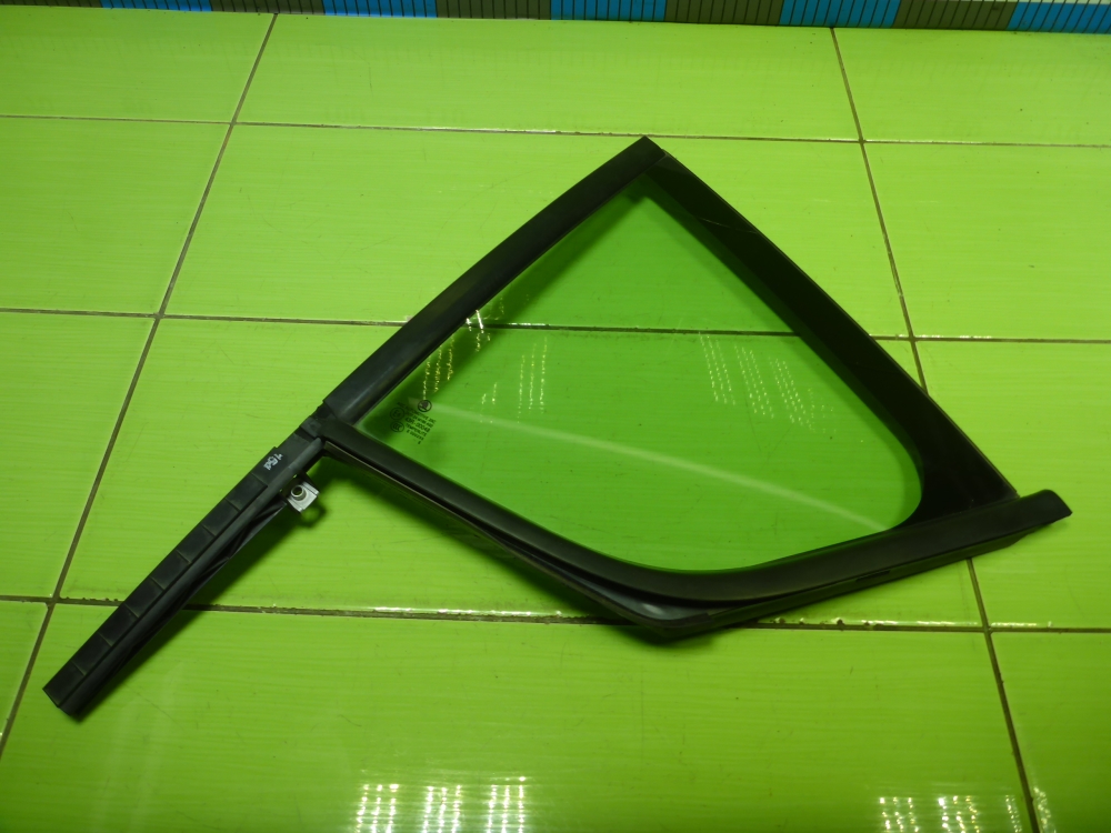 Стекло двери задней левой (форточка)