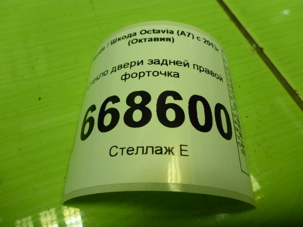Стекло двери задней правой (форточка)