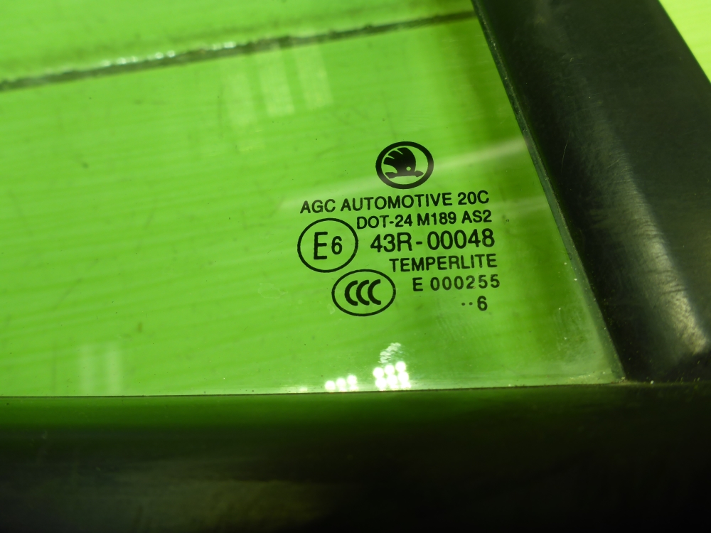 Стекло двери задней правой (форточка)