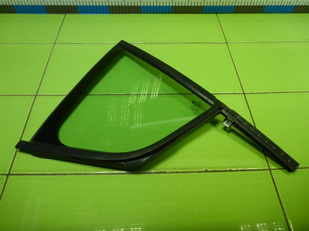 Стекло двери задней правой (форточка)