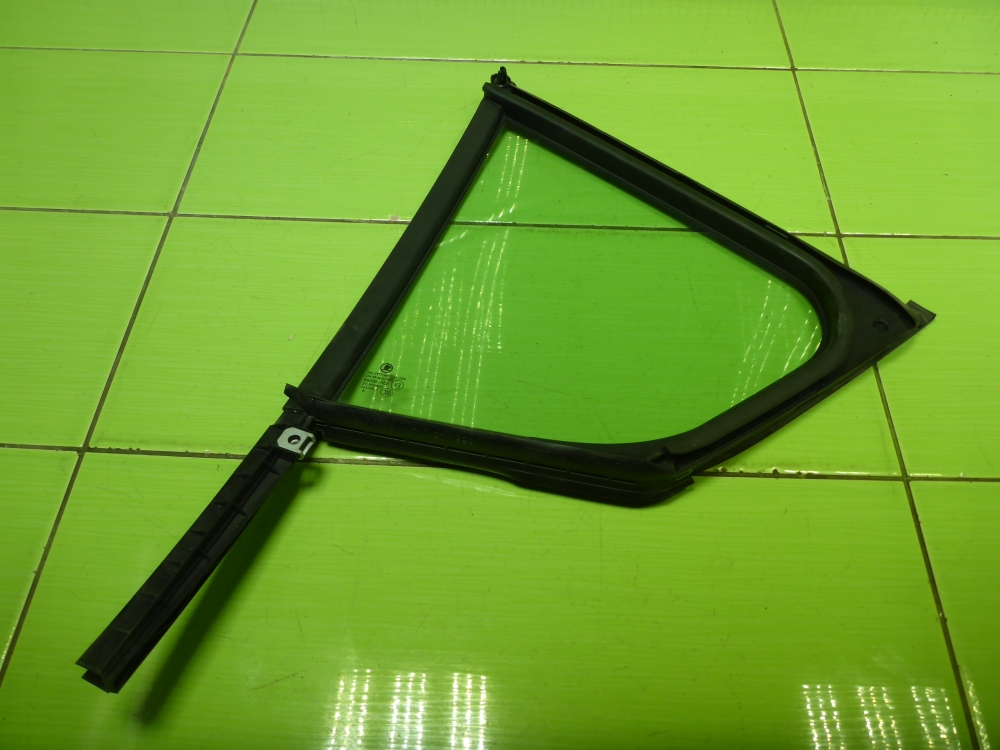 Стекло двери задней правой (форточка)