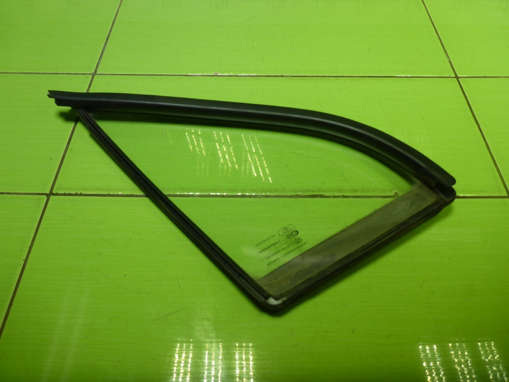 Стекло двери передней левой (форточка)