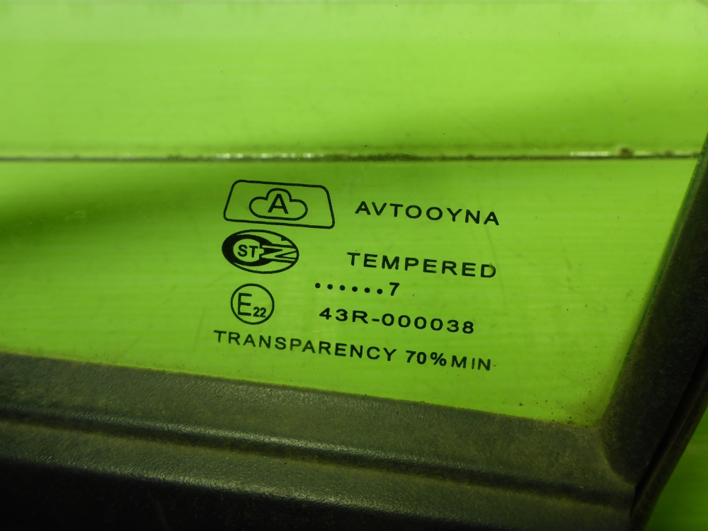 Стекло двери передней левой (форточка)