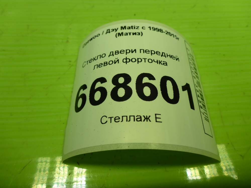 Стекло двери передней левой (форточка)