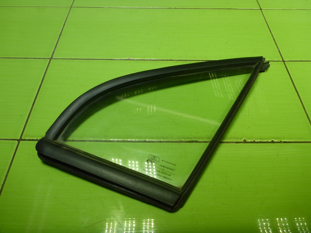Стекло двери передней левой (форточка)