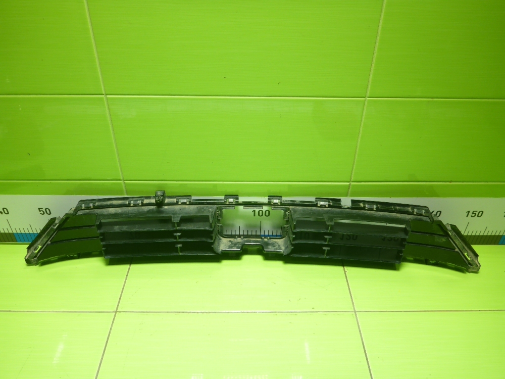 Решетка в бампер центральная