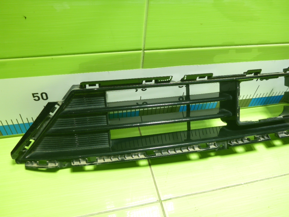 Решетка в бампер центральная