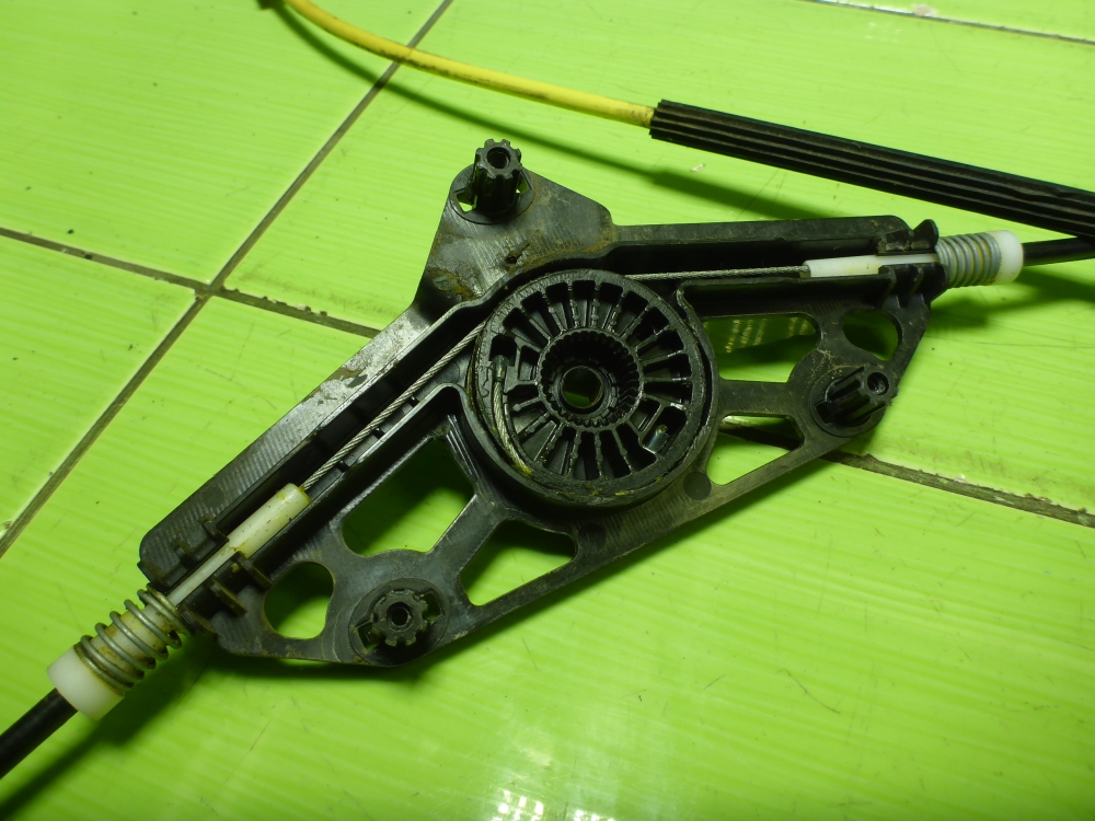 Стеклоподъемник электр. передний правый