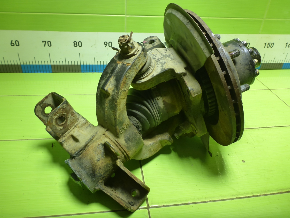 Кулак поворотный передний правый