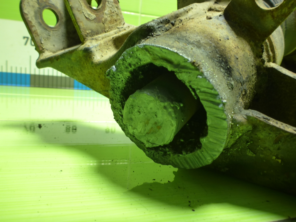 Кулак поворотный передний правый