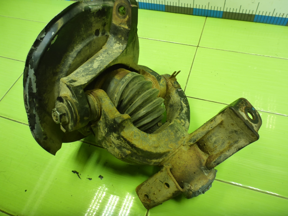 Кулак поворотный передний правый