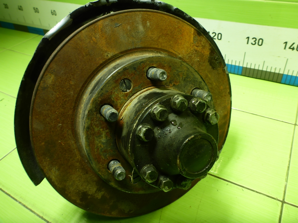 Кулак поворотный передний левый