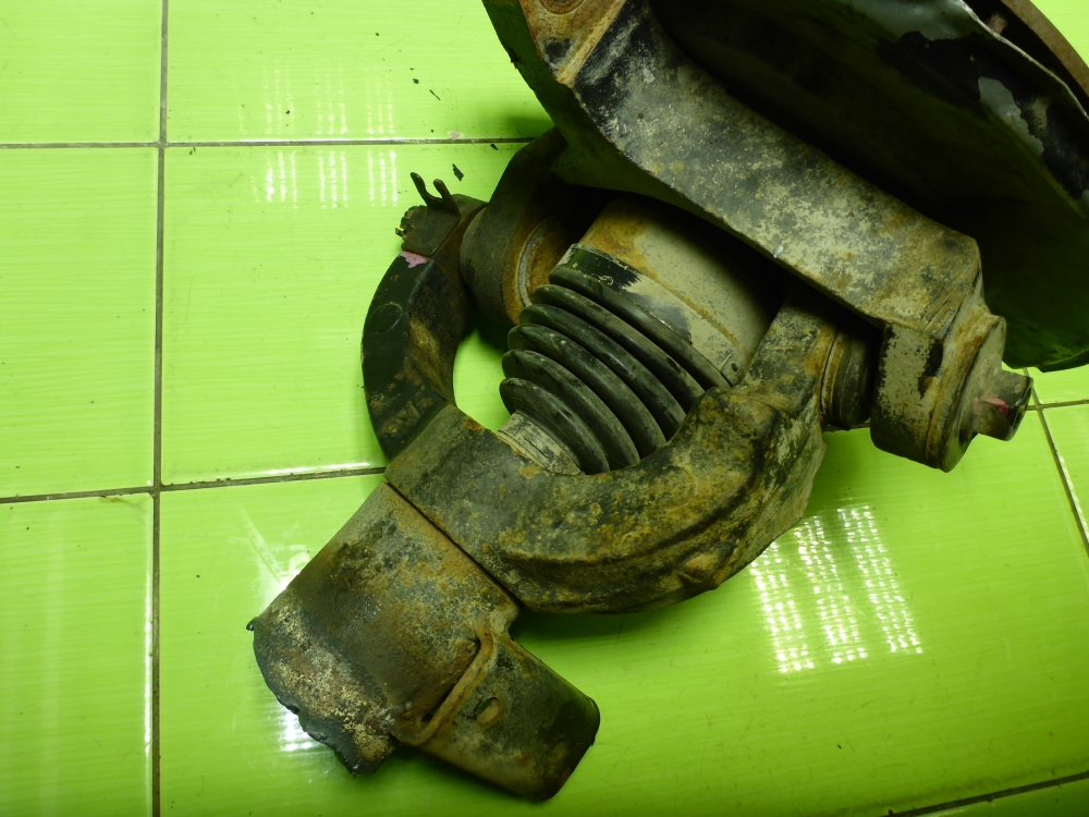 Кулак поворотный передний левый