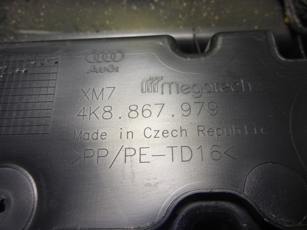 Обшивка двери багажника