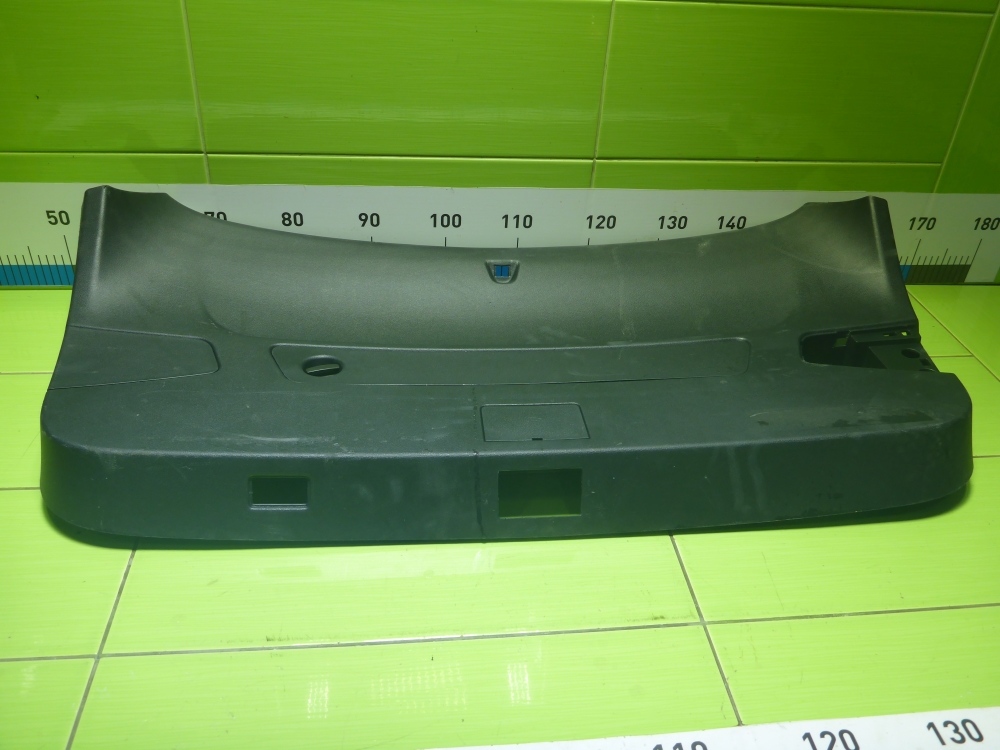 Обшивка двери багажника