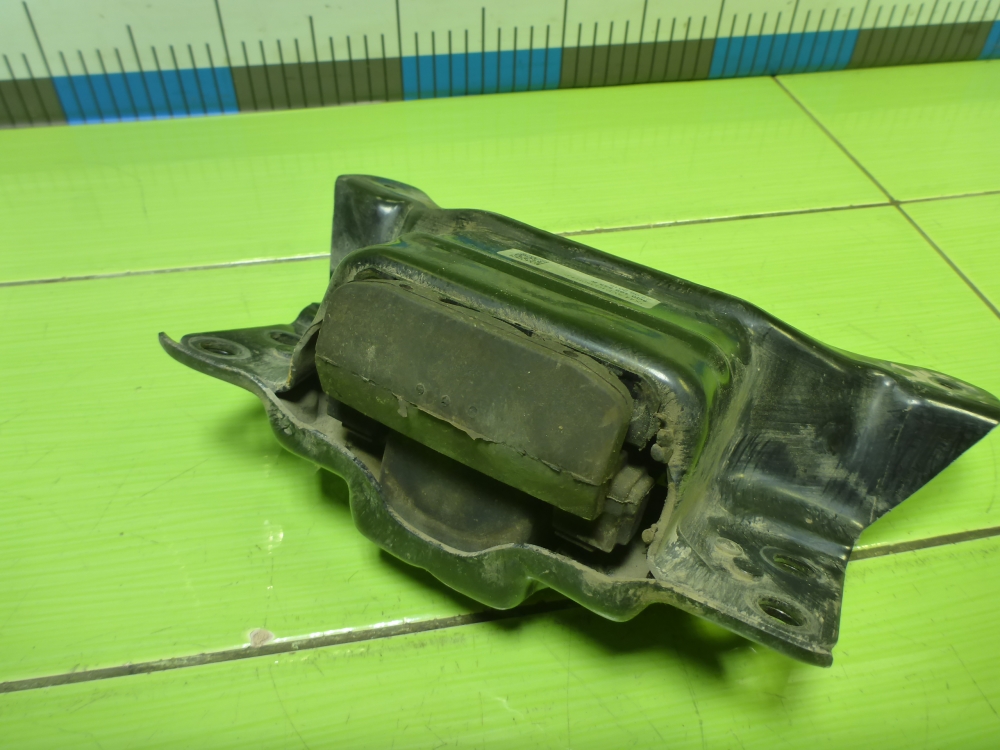 Опора КПП левая