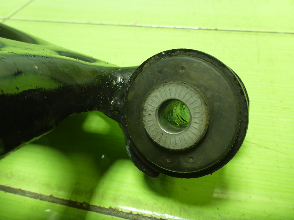 Рычаг передний левый