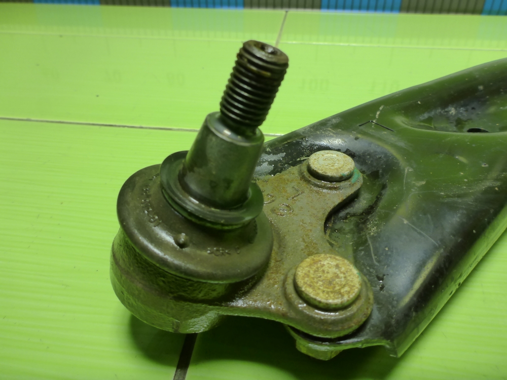 Рычаг передний левый