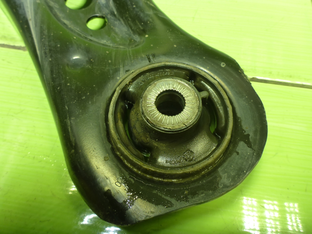 Рычаг передний левый