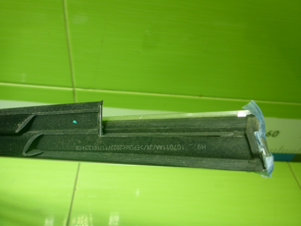 Накладка лобового стекла левая