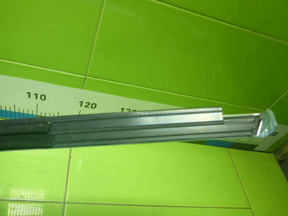 Накладка стекла заднего левого