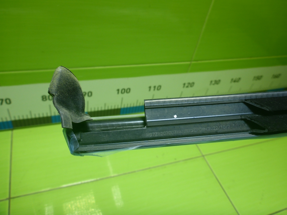 Накладка стекла заднего левого