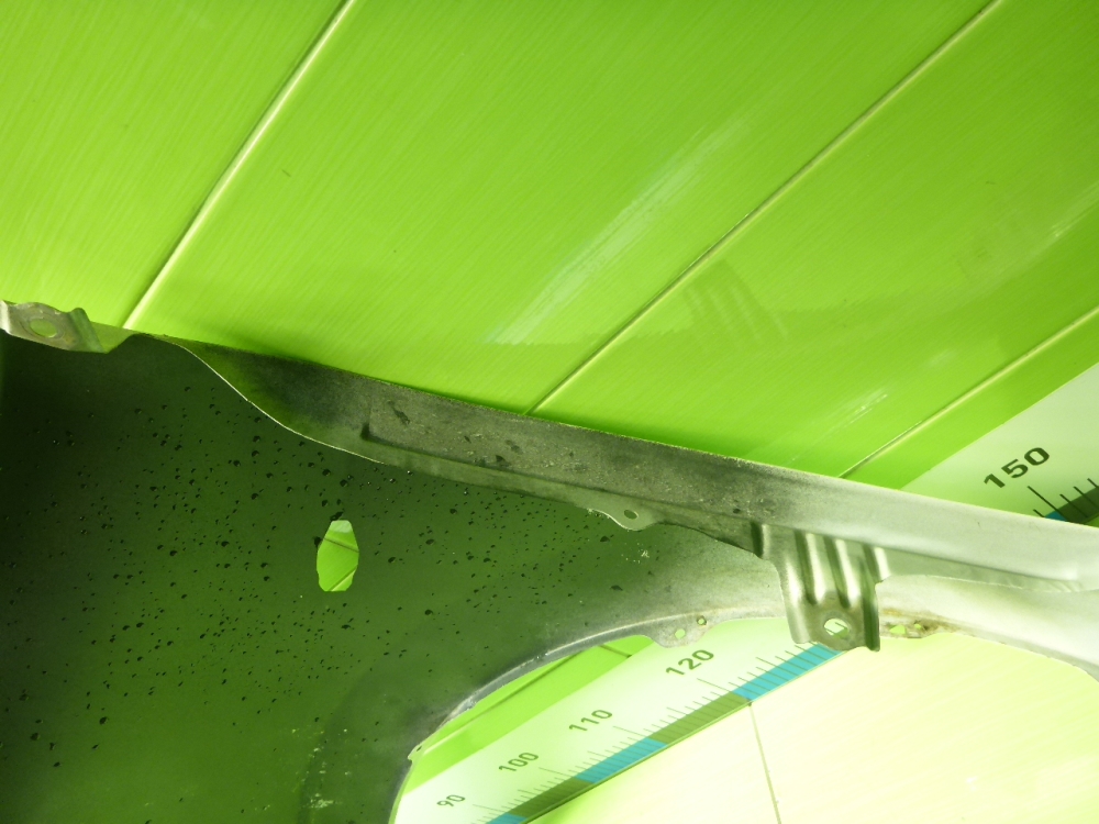 Крыло переднее правое