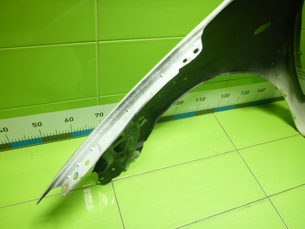 Крыло переднее правое