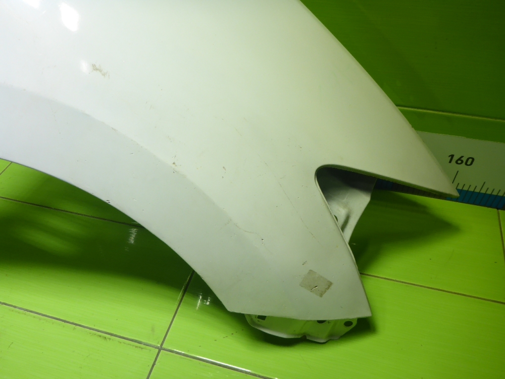 Крыло переднее правое