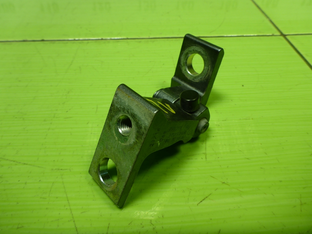 Петля двери задней правой верхняя