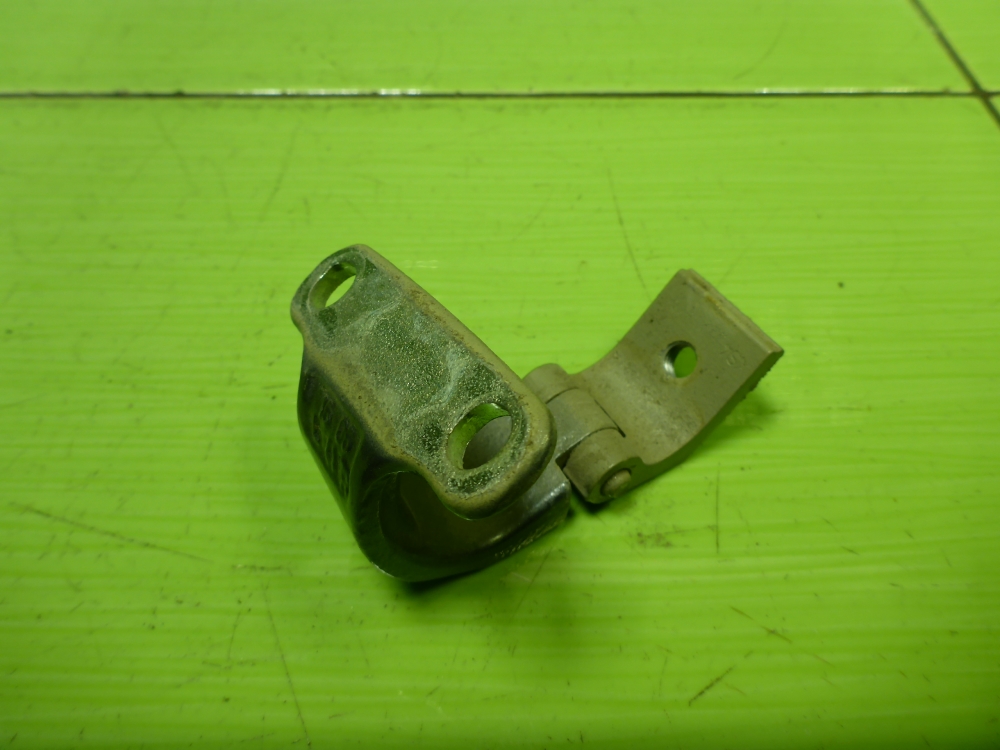 Петля крышки багажника