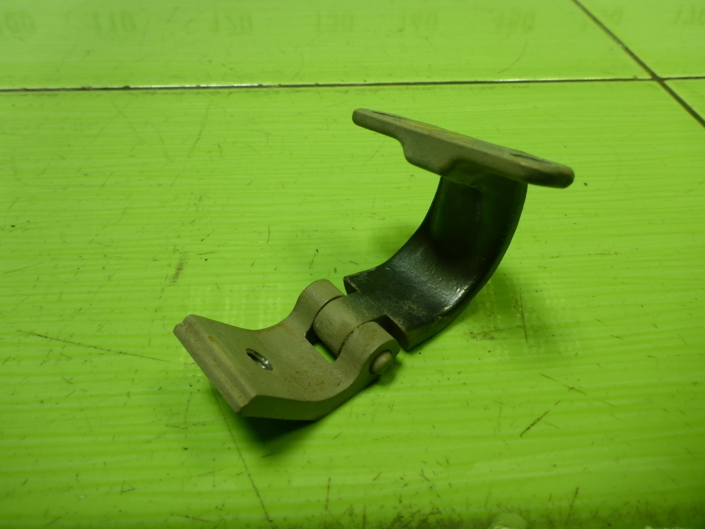 Петля крышки багажника