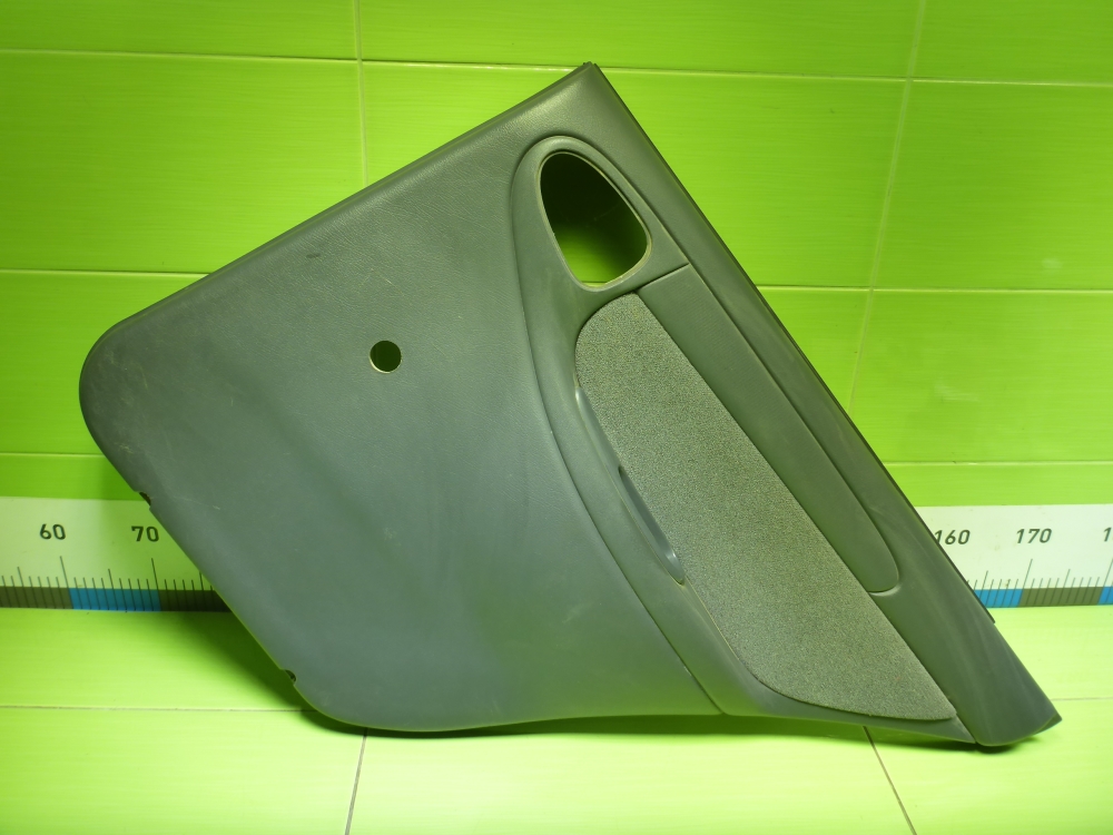 Обшивка двери задней правой