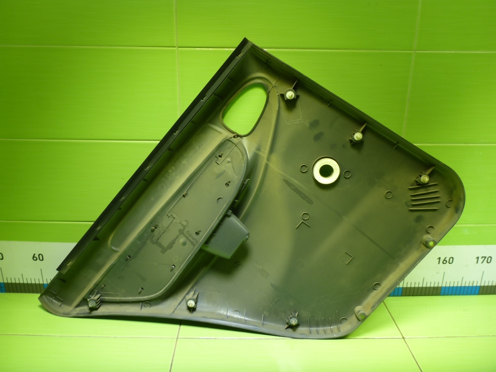 Обшивка двери задней правой