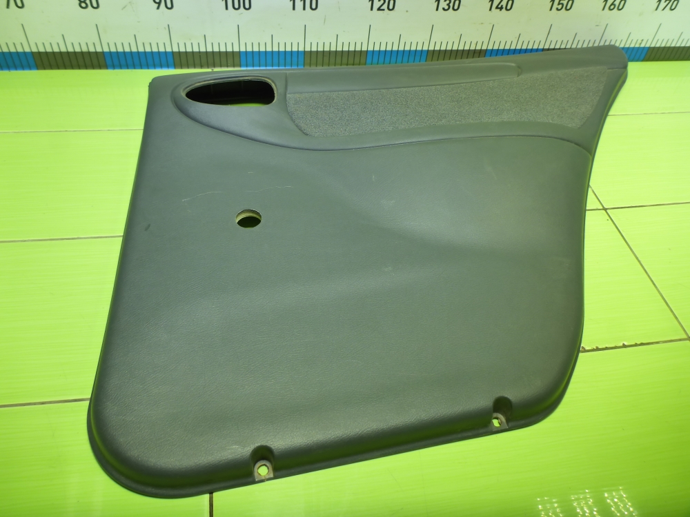 Обшивка двери задней правой