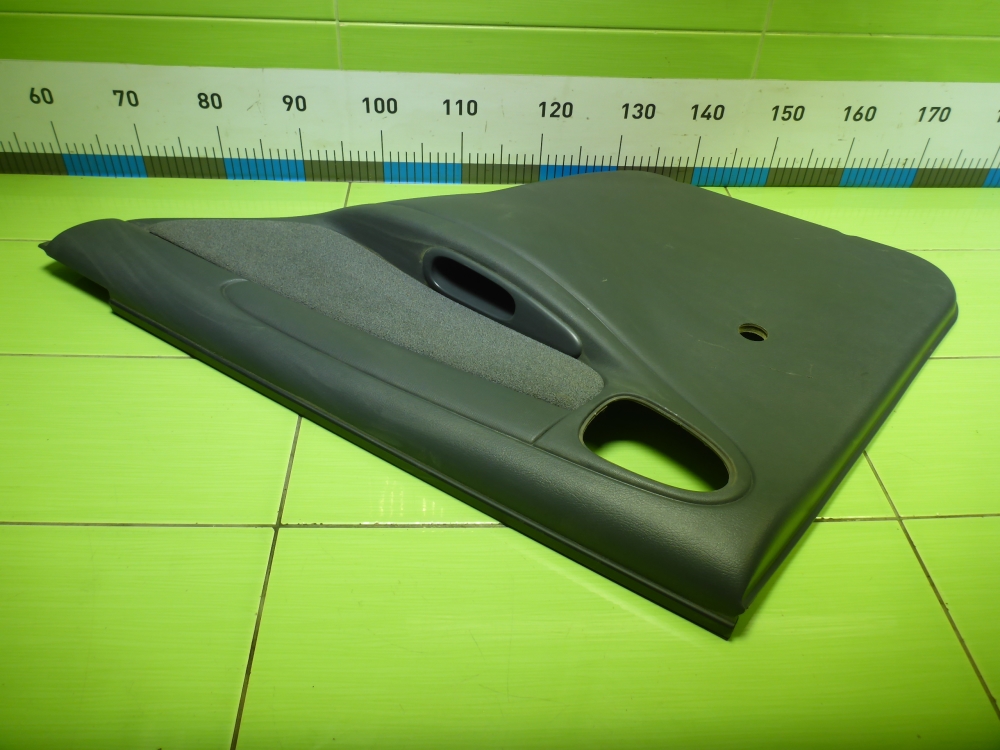 Обшивка двери задней правой