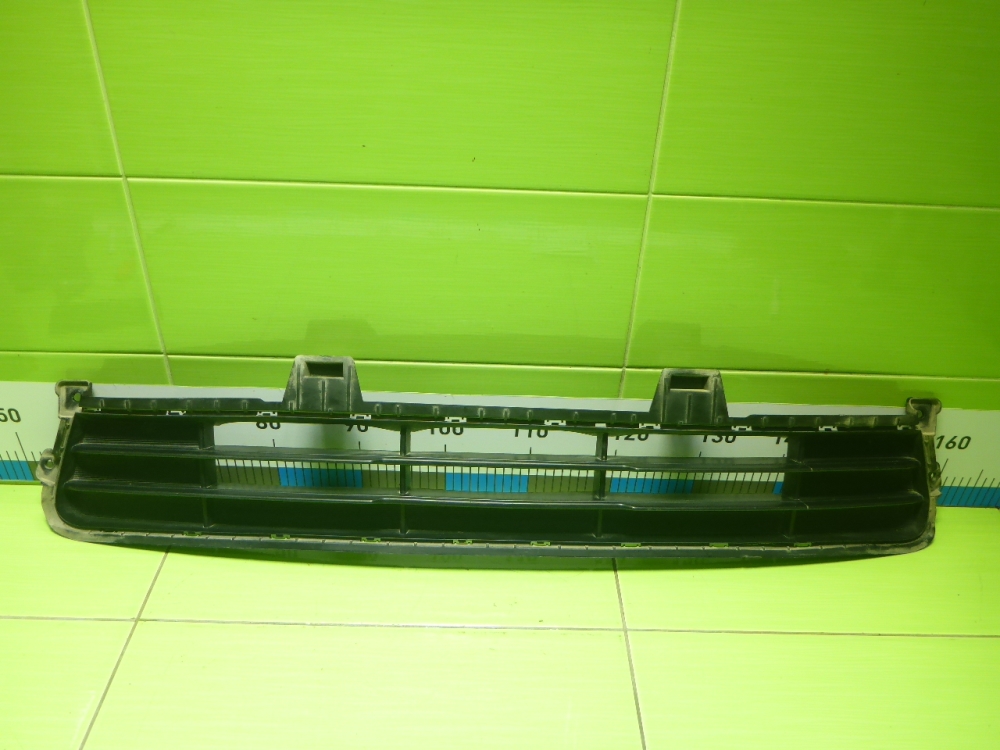 Решетка в бампер центральная