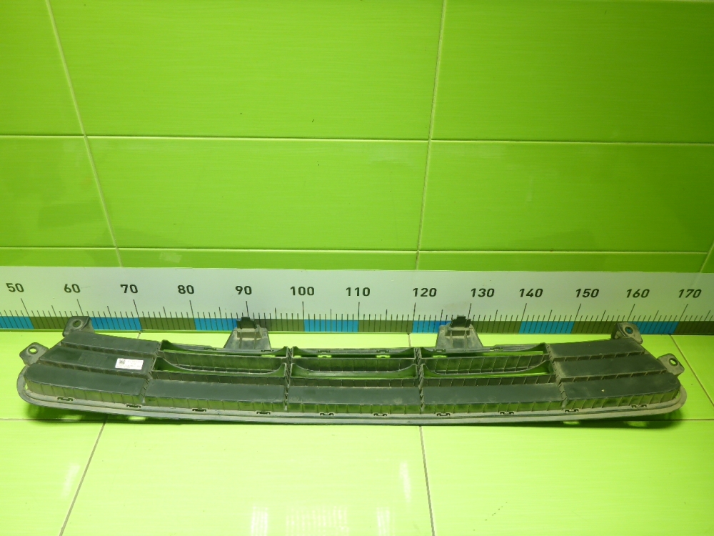 Решетка в бампер центральная