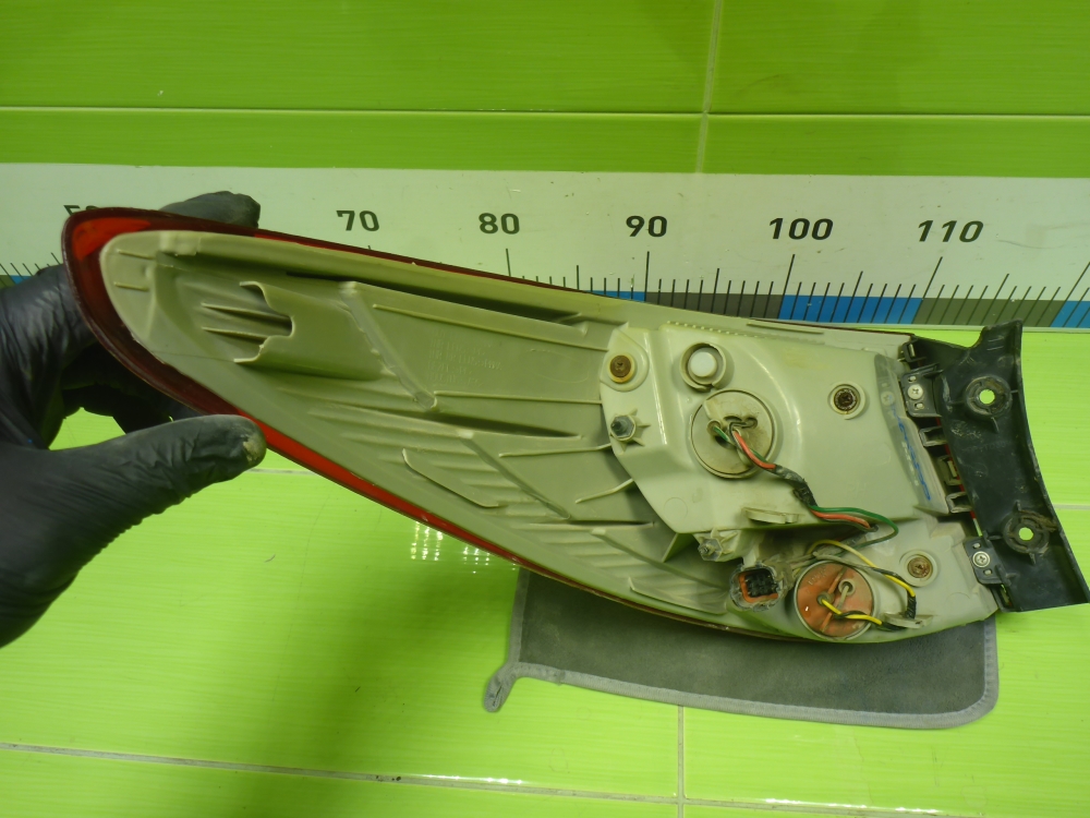 Фонарь задний наружный правый