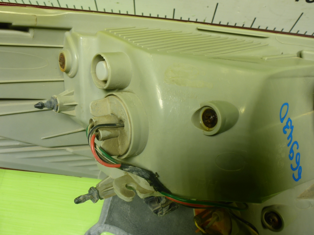 Фонарь задний наружный правый